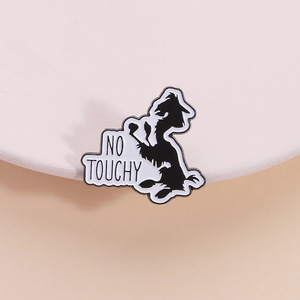 Đen Lạc Đà Động Vật Men Kỷ Niệm Huy Hiệu Trâm Pin Hợp Kim Phim Hoạt Hình Hình Dạng Tùy Chỉnh Khắc Ba Lô Phụ Kiện Cross-Biên Giới - Product Image 2