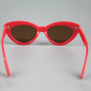 Женские солнцезащитные очки в оправе - Product Image 3