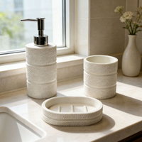 Ensemble d'accessoires de salle de bain en résine blanche à texture tissée, distributeur de savon, gobelet, porte-savon drainant, kit de bain 3 pièces pour la maison, l'hôtel, la salle de bain