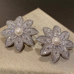 Eleganti Orecchini a Perno con Perle Finte e Motivi Floreali, Gioielli di Lusso da Donna, Zirconi Scintillanti, per Uso Quotidiano e Regalo - Product Image 1