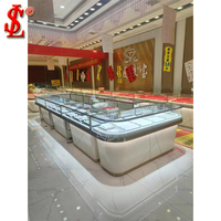 Comptoir de présentation de bijoux en verre avec corps laqué blanc, bandes décoratives dorées et façade géométrique pour boutique de détail