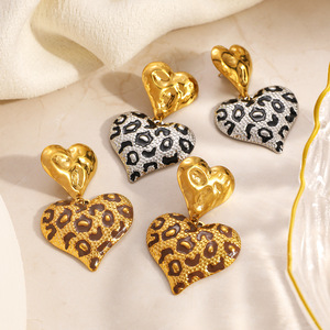 Pendientes colgantes con estampado de leopardo en forma de corazón, joyería de fiesta de aleación de zinc chapada en oro EH12203 - Product Image 1