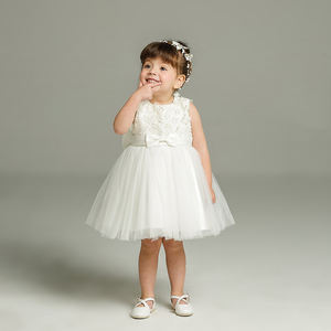 فستان أبيض للفتيات الصغيرات لحفلات أعياد الميلاد والتعميد من عمر 12 إلى 18 شهرًا - Product Image 3