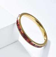 Vente en gros d'anneaux fins de 2 mm de style INS pour femmes, bijoux simples et élégants en acier inoxydable sertis de zircon coloré plaqué or 18 carats