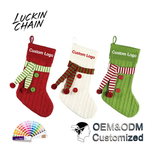 Chaussettes de Noël tricotées avec logo personnalisé, rouge, blanc, vert, écologiques, sac cadeau décoratif avec motif écharpe - Product Image 1