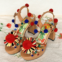 Sandales à talons hauts épais pour femmes avec boucle de cheville, ornées de strass, à plateforme épaisse et dessus tressé, avec pompon en fourrure coloré, pour soirée