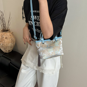 Colección Primavera 2025: Nuevo Bolso Cubo de PU Bordado Estilo Chino para Mujer, Único con Toque Occidental, de Hombro/Mano - Product Image 3
