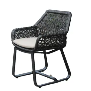 En aluminium en rotin de style antique fauteuil