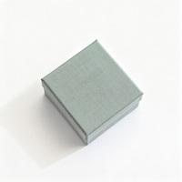 Boîte cadeau rigide avec couvercle et base texturés gris-vert, doublure en satin, emballage haut de gamme écologique pour bijoux