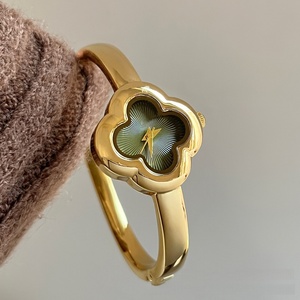 Nouvelle montre à cadran en forme de trèfle doré, montre-bracelet élégante et raffinée, style rétro, montre-bracelet à quartz pour femmes - Product Image 1