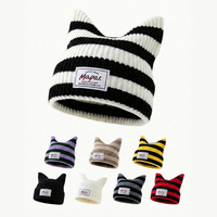Gorro de punto acanalado multicolor a rayas al por mayor con diseño de orejas de gato, etiqueta tejida, cálido para invierno, estilo urbano, gorro tipo calavera para mujer