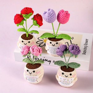 Bambola Decorativa a Forma di Pianta in Vaso Lavorata all'Uncinetto con Fiori Artificiali e Foglie Verdi che Trasmettono Energia Positiva - Product Image 2