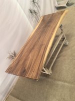 Table de salle à manger populaire en bois rustique de grande taille avec plateau en bois de Raintree à bords naturels pour hôtels et restaurants