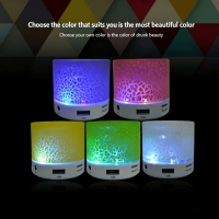 Mini Altavoz con LED de Colores, Control Remoto Inalámbrico y Soporte para Aplicaciones, Compatible con Todos los Teléfonos Móviles, Superventas