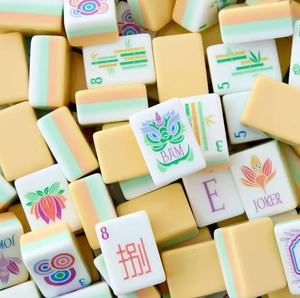 Juego de Mahjong Acrílico Ecológico de Lujo Moderno Americano Personalizado, 160 Fichas, Resistente al Agua, con Bolsa Amarilla para Navidad, Oh My <span class=keywords><strong>Poker</strong></span> - Product Image 1