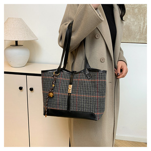 2025 nuevo Otoño Invierno Casual hombro bolsos de lujo bolso de mensajero de moda señoras bolso de mano para mujeres con colgante - Product Image 6