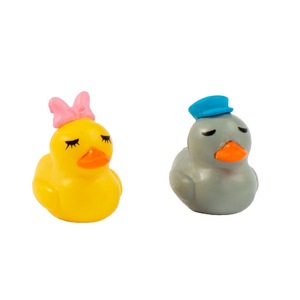 Figurines de canard de dessin animé jaunes avec nœud rose, gris avec chapeau bleu, décor animal miniature, ornements de jardin - Product Image 1
