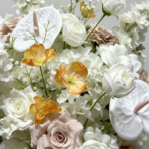Arreglo Floral Artificial Redondo Completo de Lirios Calla en Tonos Polvoriento, Blanco y Naranja para Centro de Mesa de Boda y Recepción - Product Image 2