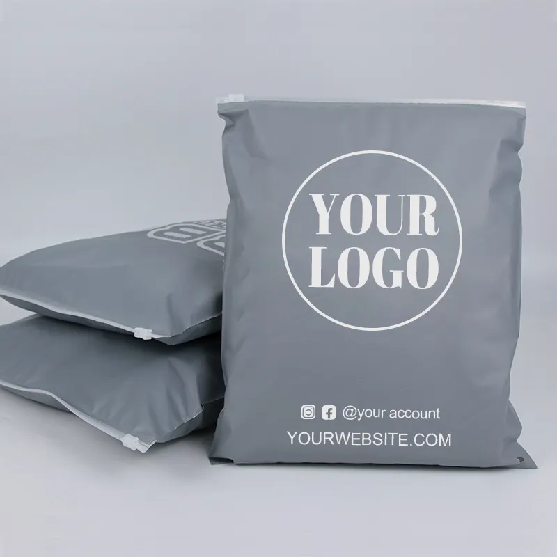 Venta al por mayor de ropa personalizada de embalaje de plástico con cremallera bolsas reciclables camisetas paquete gris mate personalizado logotipo impreso