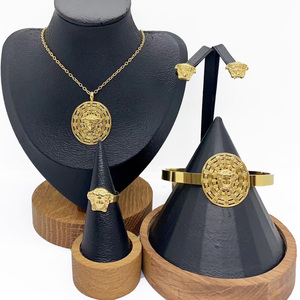 Juego de Joyería <span class=keywords><strong>Medusa</strong></span> con Diseño de Serpiente en Acero Inoxidable Chapado en Oro de 18K, con Collar, Aretes, Anillo y Brazalete para Mujer, Ideal para Fiestas y Eventos - Product Image 2