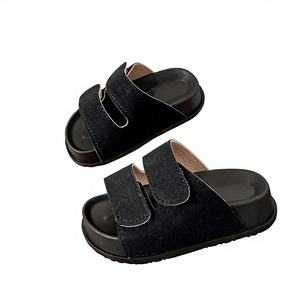 Sandales à plateforme pour enfants, tendance, à porter à l'extérieur, à bout ouvert, avec fermeture Velcro, style Bocken, pour jeunes enfants et enfants plus grands, avec semelle extérieure en PVC à la cheville - Product Image 3