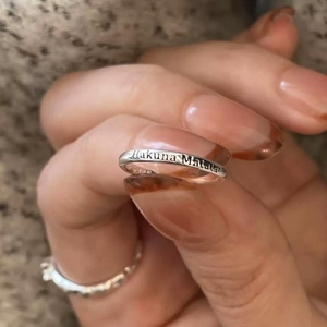 HakunaMatata Retro Negro Acero inoxidable Anillo <span class=keywords><strong>de</strong></span> dedo pequeño Despreocupado Sueño hecho realidad con personalidad <span class=keywords><strong>de</strong></span> gama alta para regalo - Product Image 5