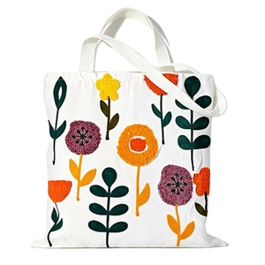 Sac fourre-tout esthétique à motif floral brodé pour femmes - Sac à bandoulière réutilisable en toile avec fermeture éclair pour le shopping, les voyages et le travail - Product Image 1