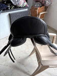 Silla de Doma Sintética Negra de Alta Calidad, Tipo Inglés, con Cincha y Estribos - Product Image 4