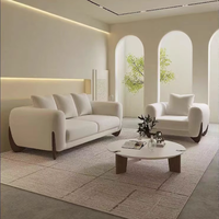 NOVA Weißes Wohnzimmer Lounge Zweisitzer Sofa Ecksofa aus Lammfellstoff Skandinavische Polstermöbel mit Massivholzbeinen