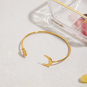 Bracelet ouvert soleil et lune, bijoux en or, design géométrique unisexe - Product Image 3