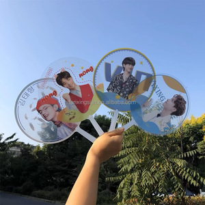 Venta al por mayor bajo MOQ personalizado ídolo imagen Impresión de PVC transparente círculo en forma de plástico redondo Kpop piquete ventilador - Product Image 4