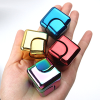 Jouet de gyroscope pour le bout des doigts en forme de petit dé carré coloré, anti-anxiété, pour la concentration, soulagement du stress, cube de fidget spinner magique en métal