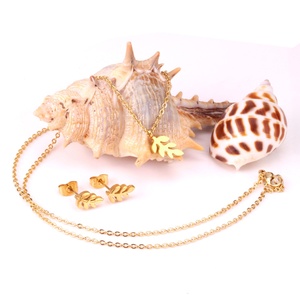 Nouveauté : Parure de bijoux en or avec pendentif feuille, collier et boucles d'oreilles pour femme, en vente - Product Image 5