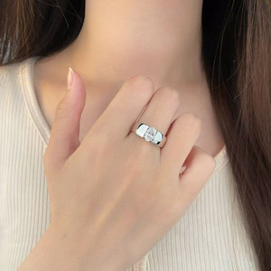 Anello Minimalista con Diamante Coltivato in Laboratorio, Taglio Ovale, Fascia Larga, in Oro Bianco 18K, per Uomo - Product Image 5