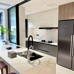 Mueble de Cocina Modular Moderno de Alta Gama, Madera Contrachapada Ecológica, Duradera e Impermeable, Isla de Cocina con Mesa de Comedor de una Sola Pieza, Personalizable - Product Image 3