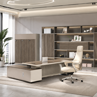 Bureau de direction en forme de L avec placard latéral en placage de bois pour projet de construction de bureaux