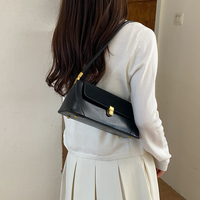 Sac à bandoulière pour femme en cuir avec rabat et fermoir doré, style de luxe pour les voyages et le shopping