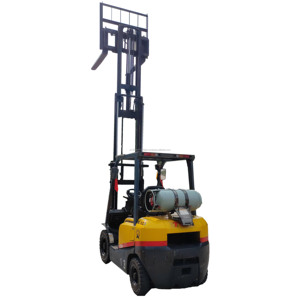 Montacargas TCM de 3-5 Toneladas a Gas GLP para Talleres de Reparación de Maquinaria, Modelo TCM FD25, Desplazador Lateral Hidráulico, Motor Japonés - Product Image 1