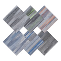Dalles de moquette multicolores en PP 50x50 à poils bouclés, revêtement de sol modulaire moderne à rayures linéaires pour bureaux créatifs et magasins de détail