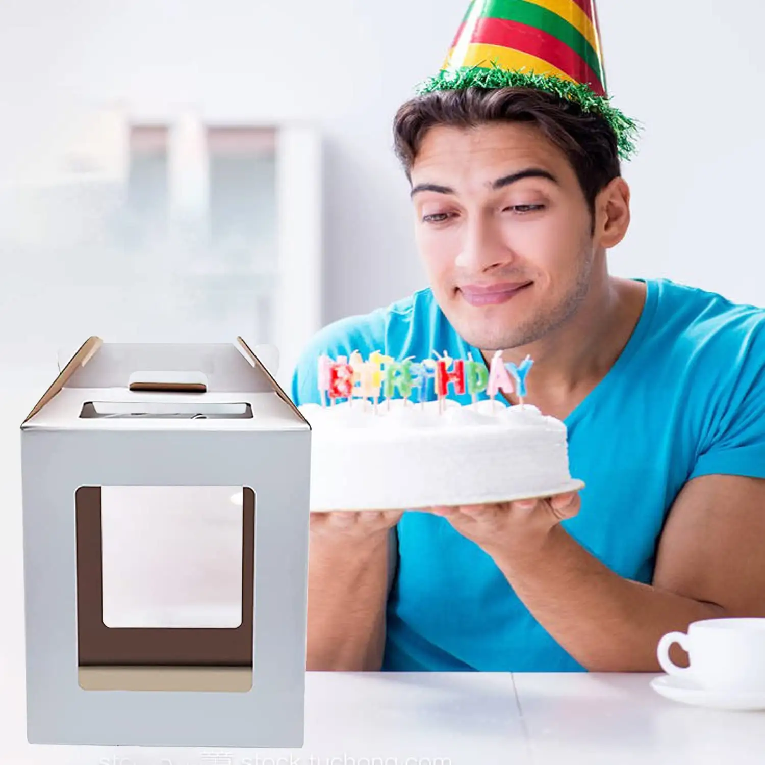 Kotak kue putih dengan jendela tinggi transportasi ulang tahun, kotak kue berjenjang besar dengan pegangan, wadah kue untuk kue tingkat untuk pernikahan