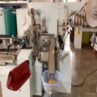Machine d'emballage automatique haute efficacité pour enveloppes triangulaires de chocolat imprimées avec distribution de colle personnalisée