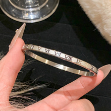 Bracelet en argent avec alphabet romain