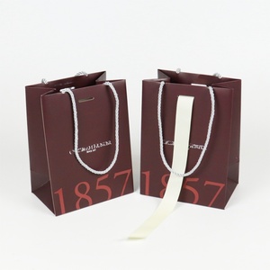 Bolsas de Papel de Lujo Personalizadas y Ecológicas Crown Win para Empaque de Almohadas, con Cinta Laminada y Cordón - Compras al por Menor y para Llevar - Product Image 4