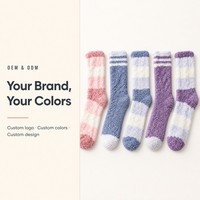 Chaussettes douillettes en tricot respirant personnalisées OEM ODM pour femmes, chaussettes de détente moelleuses à rayures, chaussettes de sommeil confortables, chaudes pour l'hiver, vente en gros