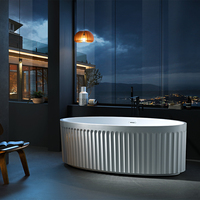Baignoire autoportante de luxe en acrylique moderne à immersion profonde, surface facile à nettoyer, avec trop-plein, blanche, pour salles de bain intérieures de villas et hôtels