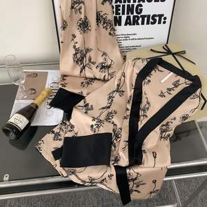 Nouveau chinois rétro imprimé à manches longues Senior femmes rouge Net vent peignoir <span class=keywords><strong>chemise</strong></span> <span class=keywords><strong>de</strong></span> <span class=keywords><strong>nuit</strong></span> pyjamas matin robe ensemble - Product Image 1