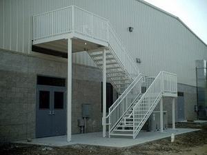 Scale in Acciaio Zincato di Produzione con Gradini Antiscivolo dal Design Moderno - Product Image 3