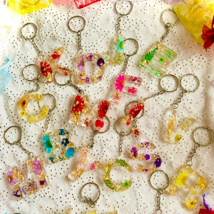 Cadeau promotionnel, <span class=keywords><strong>porte</strong></span>-clés en résine florale fait main, <span class=keywords><strong>porte</strong></span>-clés avec initiale en fleurs, pour un cadeau de la Saint-Valentin - Product Image 3