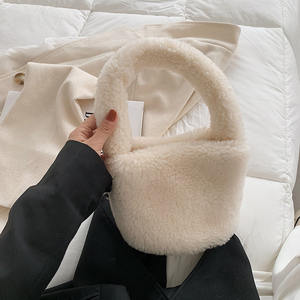 Qetesh 겨울 귀여운 데일리 파우치 플러시 가방 플러시 인조 모피 버킷 핸드백 여자를위한 세련된 미니 사용자 정의 로고 핸드백 - Product Image 3