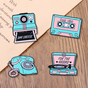 Rétro série caméra emblème Cassette pont lecteur CD téléphone broche broche en métal pour les hommes et les femmes tissu sac à dos décoration - Product Image 3